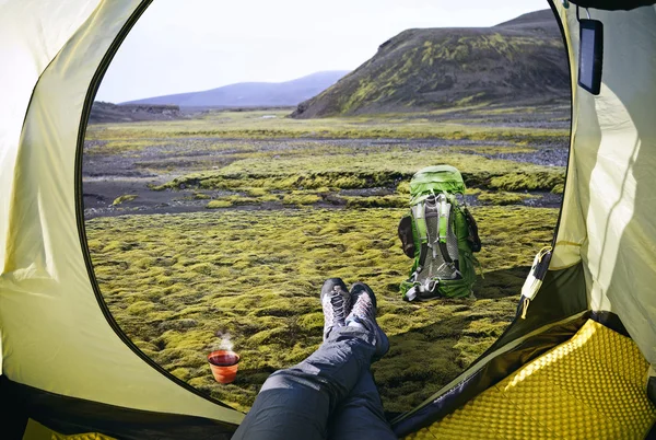 Mujer acostada en tienda con vistas a la montaña y el valle en Islandia —  Fotos de Stock