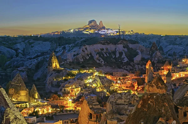 Antigua ciudad de Goreme y castillo de Uchisar por la noche en Capadocia — Foto de Stock