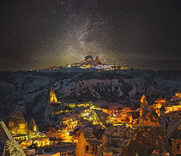 Antigua ciudad de Goreme y castillo de Uchisar por la noche en Capadocia — Foto de Stock