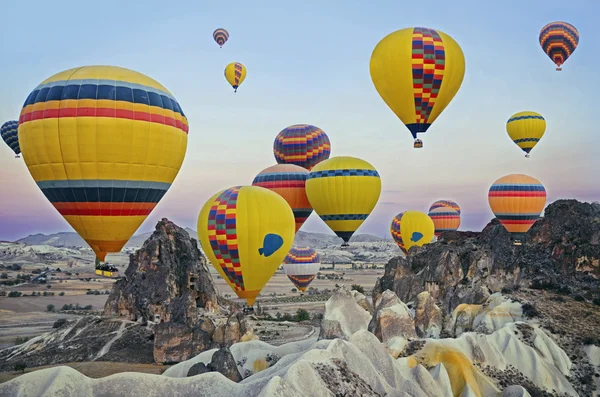 Färgglada Luftballonger flyger över dalen på Cappadocia — Stockfoto