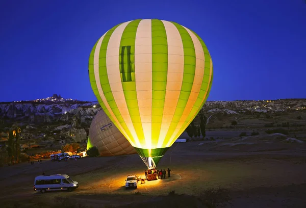 カッパドキア、トルコで発売前にカラフルな熱気球. — ストック写真