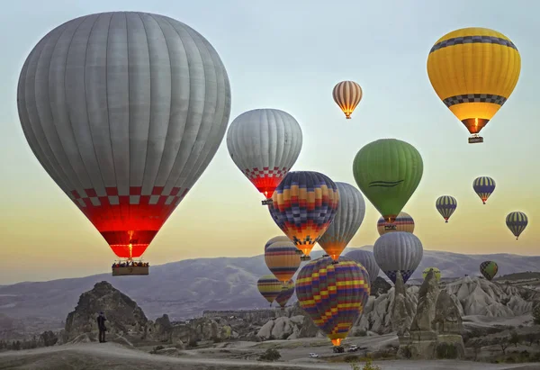 Balões coloridos de ar quente sobrevoando o vale da Capadócia — Fotografia de Stock