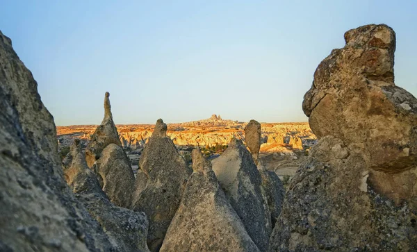 Antiguo castillo de Uchisar y rocas dramáticamente iluminadas por un amanecer en Capadocia —  Fotos de Stock