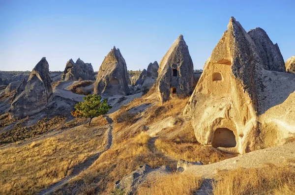 Valle y rocas dramáticamente iluminadas por un amanecer en Capadocia, Anatolia Central, Turquía —  Fotos de Stock