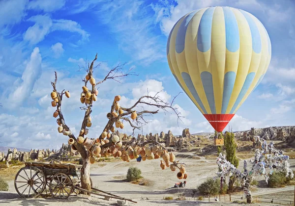 Barevný horkovzdušný balón letící nad údolím v regionu Kapadocie, Turecko — Stock fotografie