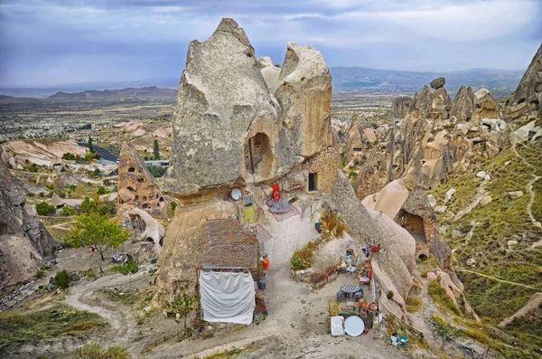 Ver paisaje con antiguas casas talladas en roca en Nevsehir — Foto de Stock