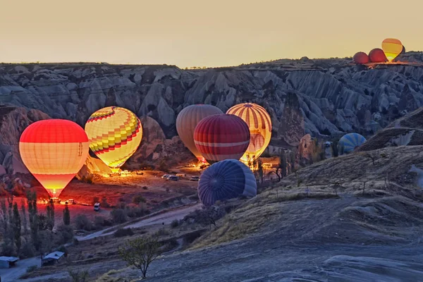 Coloridos globos de aire caliente antes del lanzamiento en Capadocia, Turquía —  Fotos de Stock
