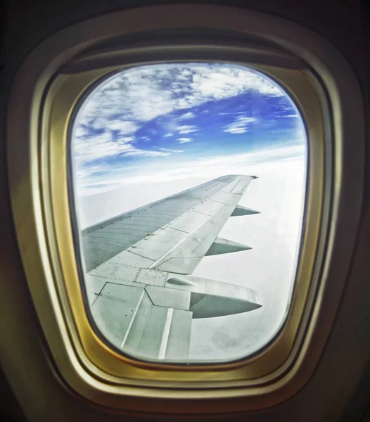 Nuvens e céu como visto através da janela de uma aeronave — Fotografia de Stock