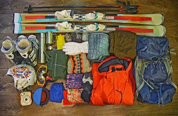 Conjunto de equipamiento deportivo de invierno, ropa de esquí y accesorios — Foto de Stock