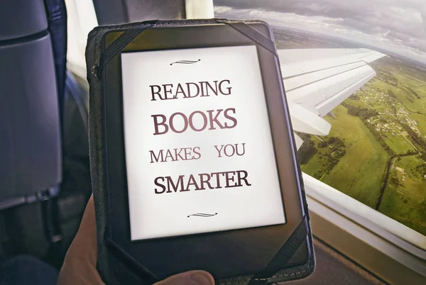Człowieka czytane książki wewnątrz samolotu. Koncepcja sztuki — Zdjęcie stockowe
