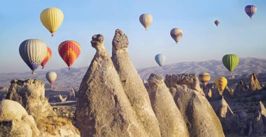 Renkli sıcak hava balonları, Cappadocia Vadisi üzerinde uçan 