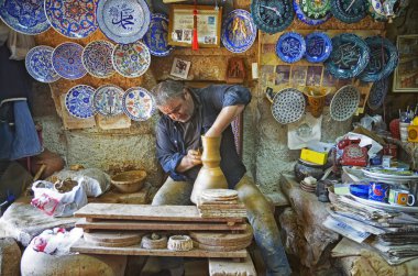 Potter's tekerlek üzerinde çalışan adam