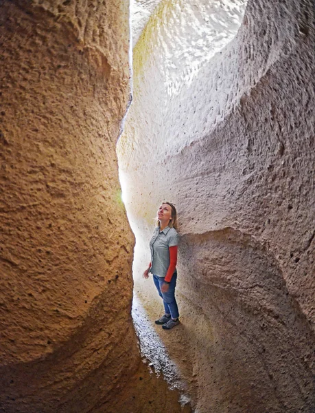 Mulher com iluminação natural nas cavernas do vale vermelho em Goreme, Capadócia — Fotografia de Stock