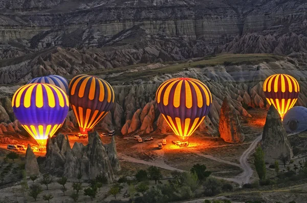 Coloridos globos de aire caliente antes del lanzamiento en Capadocia, Turquía —  Fotos de Stock