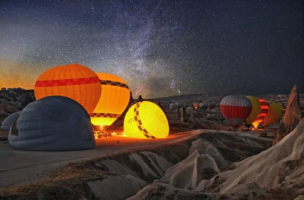 Coloridos globos de aire caliente antes del lanzamiento en Capadocia, Turquía —  Fotos de Stock