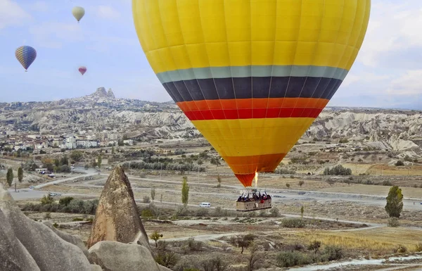 Colorido globo aerostático volando sobre el valle en Capadocia —  Fotos de Stock