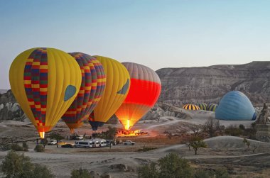 Renkli sıcak hava balonları, Cappadocia Vadisi üzerinde uçan