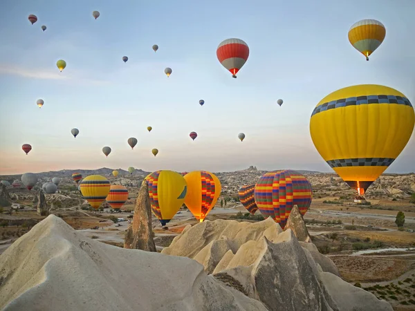 Kolorowe balony latające nad doliną w Cappadocia — Zdjęcie stockowe