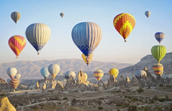 カラフルな熱気球カッパドキア谷の上を飛んで — ストック写真