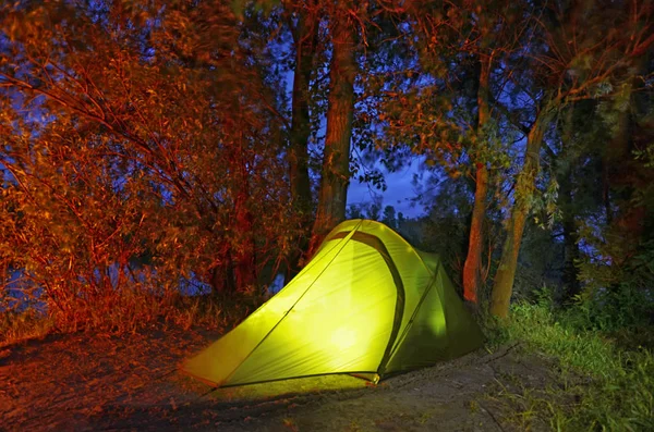 Verlichte groene tent bij nacht bos, Desna rivier, Oekraïne — Stockfoto