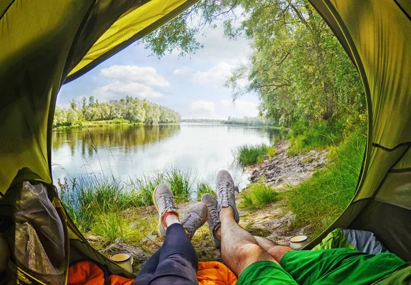 Unga paret sitter i tältet medan du tittar på floden Desna, Ukraina — Stockfoto