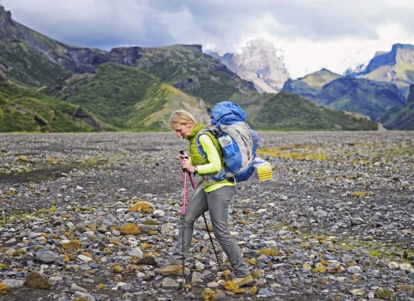 Mujer excursionista con mochila caminando por el sendero con hermosos picos de montaña vista paisaje — Foto de Stock