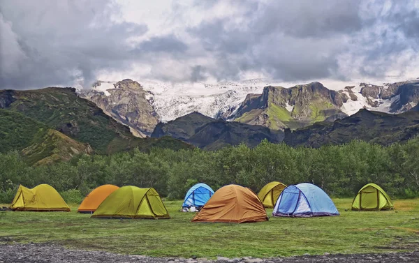 Big tourist camp is located in the valley of the park near the glacier , Iceland — Stock Photo, Image