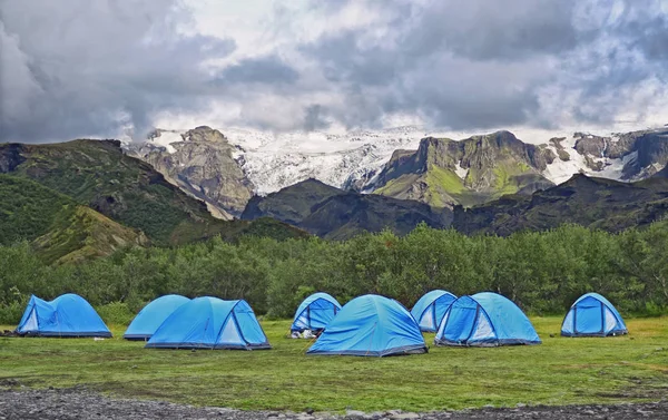 Gran campamento turístico se encuentra en el valle del parque cerca del glaciar, Islandia —  Fotos de Stock