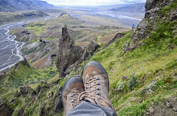 Tiempo relajante en una cornisa de una montaña, disfrutando del hermoso valle de la vista en Thorsmork, Islandia —  Fotos de Stock