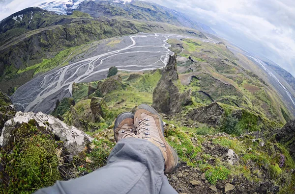 Erholsame Zeit auf einem Bergvorsprung, genießen die schöne Aussicht Tal in Thorsmork, Island — Stockfoto