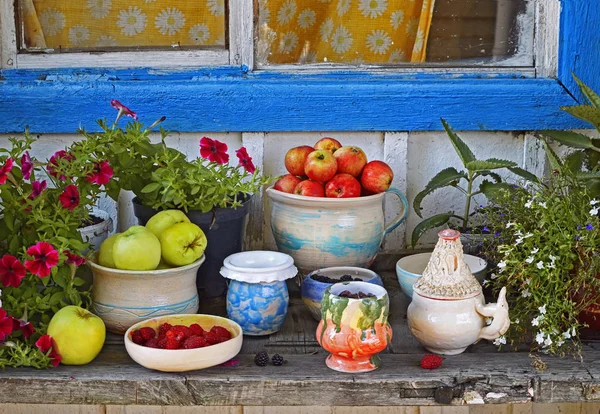 Různé keramické nádobí na dřevěný stůl za slunného dne venkovní — Stock fotografie