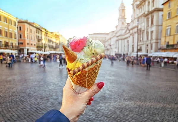 Italienska is – cream cone hålls i hand på bakgrunden av Piazza Navona i Rom — Stockfoto