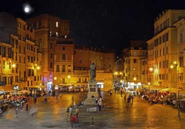 Campo dei Fiori filozof Giordano Brvno Anıtı ile gece 