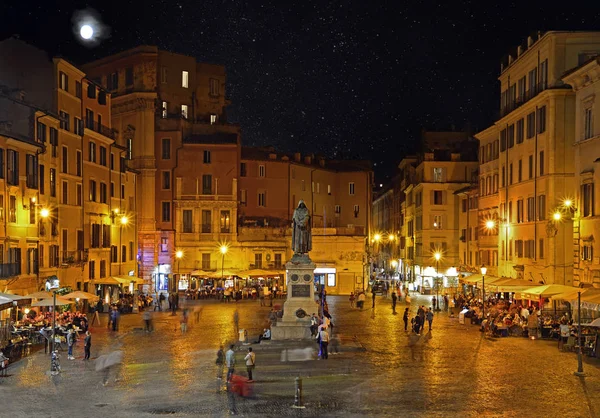 Campo dei Fiori filozof Giordano Brvno Anıtı ile gece 