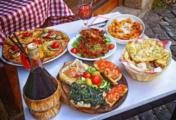 Massas, pizza e comida caseira em um restaurante Roma — Fotografia de Stock