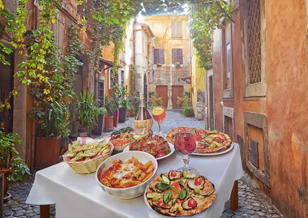 Pasta, pizza y comida casera en un restaurante Roma — Foto de Stock