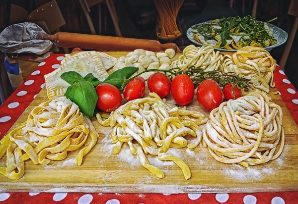 Pasta , pizza  and homemade food arrangement outside a restaurant in Rome — Stock Photo, Image