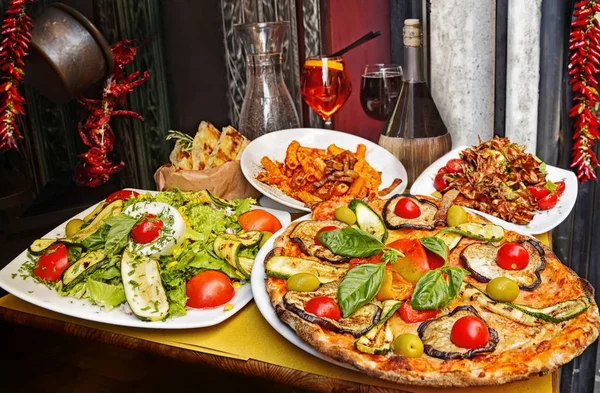 Pasta, Pizza und hausgemachtes Essen im Restaurant — Stockfoto