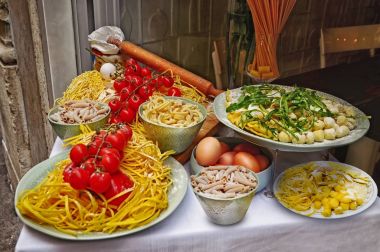 Makarna ve ev yapımı yiyecek düzenleme bir restoranda Roma dışında  