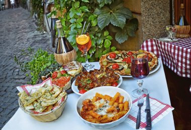 Bir yaz yemeği. Kimliği belirsiz kişi, Roma, İtalya, Trastevere bölgesinde açık restoranda geleneksel İtalyan yemek yeme. . Lezzetli ve otantik İtalyan mutfak