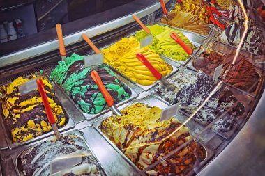 Birçok kutuları tipik klasik İtalyan gurme gelato dondurma Dükkanı görüntüler