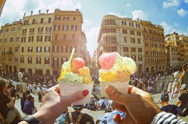 Par Med Vackra Ljusa Söt Italiensk Glass Med Olika Smaker — Stockfoto