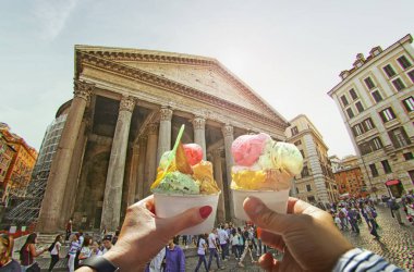 Güzel parlak tatlı İtalyan dondurma elinde farklı tatlar ile Pantheon, İtalya'nın arka plan üzerinde çift 