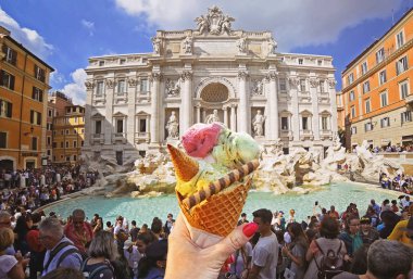 Rome, İtalya - 30 Eylül 2017. Roma, İtalya çevresinde çok sayıda turistin ünlü Trevi Çeşmesi, arka taraftan İtalyan güzel parlak tatlı Dondurma külahı farklı tatlar ile düzenlenen