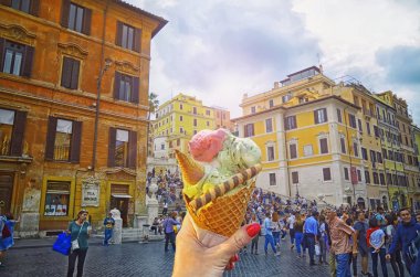 Rome, İtalya - 1 Ekim 2017. Güzel parlak tatlı İtalyan dondurma ünlü merdivenlerde, Roma, İtalya çevresinde çok sayıda turistin elinde farklı tatlar ile Çift