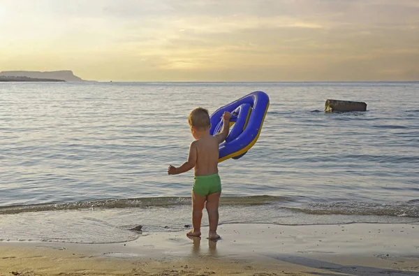 Küçük Çocuk Akşamüstü Okyanus Kıyısına Doğru Koşuyor Uzaklara Bakıyor Mutlu - Stok İmaj