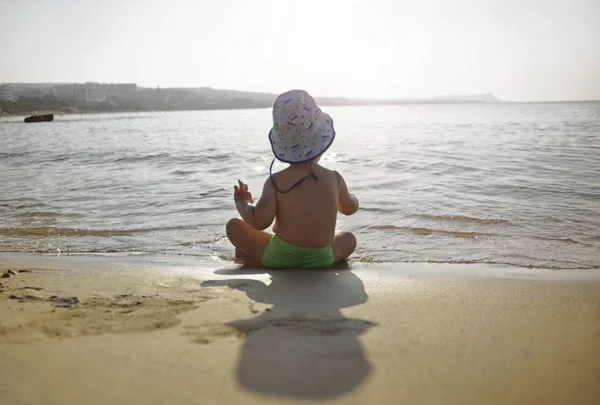 Menino Criança Pequena Sentada Praia Belo Dia Verão Olhando Para Imagem De Stock