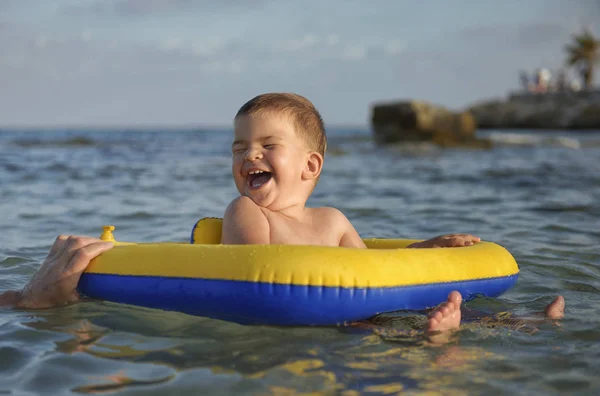 Criança Menino Círculo Amarelo Saltitante Nadar Mar Férias Verão Feliz Fotografia De Stock