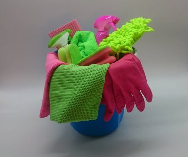 Pembe ve yeşil temizlik gereçleri ile dolu Temizleme kova