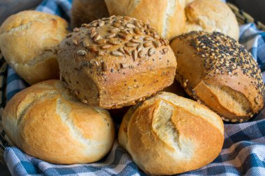  Yakından bakınca sepette taze ekmek ruloları.
